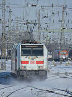 Ein von 146 577-2 geschobener IC2-Zug ist hier im Februar 2021 in der Nähe des Hauptbahnhofes in Wanne-Eickel abgelichtet worden.