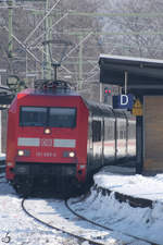 101 098-2 zieht im Februar 2021 einen IC1-Zug durch das Bahnhofsareal in Wanne-Eickel.