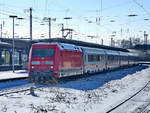 101 008-1 zieht im Februar 2021 einen IC1-Zug durch das Bahnhofsareal in Wanne-Eickel.