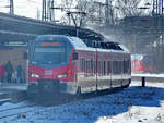 Der Elektrotriebzug 1428 003 ist als RE42 nach Münster(Westf) Hbf unterwegs und hier im Februar 2021 beim Halt am Hauptbahnhof Wanne-Eickel abgelichtet worden.