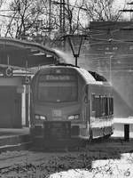 Der Elektrotriebzug 1428 010 ist als RE42 unterwegs und hier im Februar 2021 beim Halt am Hauptbahnhof Wanne-Eickel zu sehen.