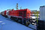 Die Diesellokomotive 1275 815-9 0 zieht einen langen Güterzug. (Wanne-Eickel, Februar 2021)
