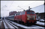218122 steht mit dem RB Richtung Brilon Wald am 13.2.1999 abfahrbereit im Bahnhof Warburg.