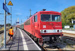155 273-6 (250 273-0) hat den Sonderzug zur�ck nach Mitteldeutschland im Bahnhof Warnem�nde auf Gleis 4 bereitgestellt.
Am Schluss des 14-Wagen-Zugs h�ngt 143 005-7 (243 005-6).

🧰 Traditionsgemeinschaft Bw Halle P e.V. | Lausitzer Dampflok Club e.V. (LDC)
🚝 DZ xxxxx Warnem�nde–Leipzig Hbf / –Cottbus Hbf
🕓 9.8.2025 | 16:49 Uhr