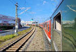 Abfahrt aus dem Bahnhof Warnem�nde. Die Fahrg�ste des Sonderzugs verbrachten einen herrlichen Sommertag auf der Hanse Sail und fahren jetzt wieder Nachhause.
Im Gleisbogen des Bahnhofs ein Blick aus dem Fenster. Hinten gibt 143 005-7 (243 005-6) Schub, w�hrend 155 273-6 (250 273-0) zieht.

🧰 Traditionsgemeinschaft Bw Halle P e.V. | Lausitzer Dampflok Club e.V. (LDC)
🚝 DZ xxxxx Warnem�nde–Leipzig Hbf / –Cottbus Hbf
🕓 9.8.2025 | 17:25 Uhr