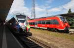 Hier links 442 354-7 als S2 von Güstrow nach Warnemünde und rechts 442 352-1 als S1 von Warnemünde nach Rostock Hbf., diese beiden Triebzüge standen am 26.7.2015 in