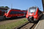 442 844-7 trifft am 27.8.2016 als S1 nach Rostock Hauptbahnhof in Warnemünde auf 442 845-5, der als S2 aus Güstrow kam. 