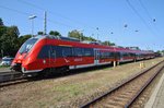442 358-8 erreicht am 27.8.2016 als S1 aus Rostock Hauptbahnhof kommend den Bahnhof von Warnemünde.