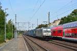 186 353-9 fuhr am 21.7.18 für AWT und rollt mit einem LKW Walther KLV durch Wefensleben gen Magdeburg während am Gleis 1 die RB40 nach Braunschweig auf Abfahrt wartet.

Wefensleben 21.07.2018