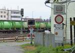 Sehr umfangreich und zum Teil schon museal beschildert, die Zufahrt zum Betriebsgelände des Bahnhofs Weiden Oberpfalz 19.04.2020