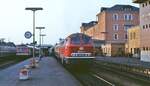 Im Juli 1985 wartet die Vorserien-218 010-7 im Bahnhof Weiden auf die Weiterfahrt, rechts ein Triebwagen der Baureihe 614.
