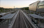 Der Bahnhof in Weil am Rhein -     Blick vom Fußgängersteg auf die Gleise und Bahnsteige.