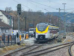Hermann-Hesse-Bahn ET 563 117-1 steht mit der RB 76 nach Calw in Weil der Stadt, 09.02.2026.