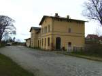 Bahnhof Weinbhla von der Straenseite aus.