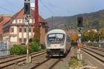 Mit dem IC-Steuerwagen voraus fuhr am 09.10.2018 der IC 2279 nach Heidelberg Hbf. Hier bei der Einfahrt in den Bahnhof  Weinheim(Bergstr) .