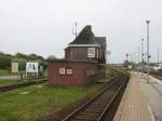 Stellwerk des Bahnhof Westerland, Ansicht aus Richtung Westen, mit den Ausfahrtsignalen.