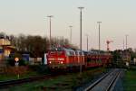 218 319-2 und 218 364-8 erreichen am Abend des 18.04.2009 mit einem Autozug  im letzten Bchsenlicht  den Bahnhof von Westerland.