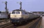 218161 vor Personenzug am 14.8.1988 um 11.37 Uhr im Bahnhof Westerland auf Sylt.