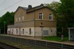 Als ich am Abend des 16. Mai 2013 in Wickrath halt macht, musste ich feststellen, das die Bahn sich des �berdachs an Bahnsteig Gleis 1 entledigt hat. Ich f�rchte das es nur eine Frage der Zeit ist, bis auch der Rest des Empfangsgeb�udes den gleichen Weg geht wie die Bahnsteig�berdachung. In Odenkirchen hat sich die Bahn ja auch von den Verkehrssicherungspflichten freigemacht und das Geb�ude entsorgt.Ich kenne halt Bilder aus dem Stadtarchiv, wo beide Geb�ude noch mit Quaderputz aus der Erbauerzeit versehen sind und das schmerzt wenn ein St�ck Verkehrsgeschichte und dazu z�hle ich auch die Hochbauten der Bahn verschwindet oder verrottet.