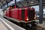 Nassauische Touristik-Bahn Nikolaus Express mit AixRail 211 345-4 und Wagenpark der Museumseisenbahn Hanau am 06.12.25 in Wiesbaden Hauptbahnhof