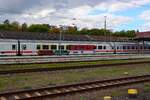 DB Fernverkehr IC Sonderdesign Mittelwagen am 10.10.26 in Wiesbaden Hbf vom Bahnsteig aus fotografiert 