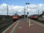 BR 112 158-1 mit RE 4  Wupper EX  nach Aachen am Haken ,rechts  die BR 143 611-2 mit S5 Hagen/S8 Mnchengladbach in Witten Hbf.