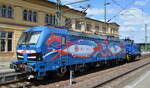 Eisenbahngesellschaft Potsdam mbH, Potsdam rangiert mit  363 042-3  (NVR:  98 80 3363 042-3 D-EGP ) die EGP Smartron  192 103  (NVR:  91 80 6192 103-0 D-EGP ) zum Bahnbetriebsgelände am Bahnhof
