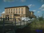 Empfangsgebäude des Bahnhofs Wittenberge von den Schienen aus gesehen