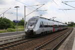 ET 1442806 h�lt hier am 21.06.2026 um 12.48 Uhr auf der Fahrt nach Dessau im Bahnhof Wolfen bei Bitterfeld.