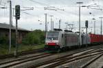 186 282 und 185 661 mit einem KLV-Zug von Lokomotion am 22.05.13 beim Halt in Worms Hbf.