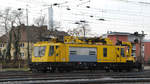 Ein Oberleitungsmontagefahrzeug (99 80 9436 011-7, OMF 1) der Bahnbau-Gruppe rollt durch Würzburg Hbf. Hersteller des Fahrzeugs ist die Firma Gleisbaumechanik. Sonntag, 20.12.2020 