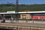 WÜRZBURG, 04.10.2014, Bahnsteige E und F des Würzburger Hauptbahnhofs vor imposanter Kulisse