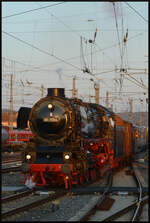 Am Morgen des 05.04.2025 stellt die ölgefeuerte Schnellzug-Dampflok 012 104-6 alias 01 1104 (Baujahr 1940, Faszination Dampf) den NostalgieZugReisen-Sonderzug in Würzburg Hbf auf Gleis 9