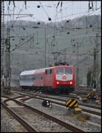 Der Weihnachtsfeiersonderzug der Train4Train GmbH am trüben 13.12.2025 bei der Einfahrt in Würzburg Hauptbahnhof. Die 111 207-7 (TFT) beförderte die beiden Waggons (BordClub D-GfF 56 80 89-90 673-5 WGmz & D-GfF 51 80 10-91 226-0 Aimz) als DZ 1811 von Fulda nach Regensburg.