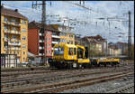 Das Gleisarbeitsfahrzeug (GAF) DB 741 323 am 01.04.2026 Lz in Würzburg Hbf.