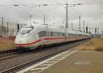 Ein modernisierter ICE 3neo der Baureihe 408 durchfährt am 14.03.2026 als IC146 nach Amsterdam Centraal den Bahnhof Wunstorf (HWUN) bei typisch norddeutschem, grauem Wetter.