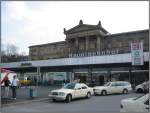 Hier sieht man das Empfangsgebude von Wuppertal Hbf im Stadtteil Elberfeld, aufgenommen am 31.03.2007. Der relativ unattraktive Vorbau verschandelt aus meiner Sicht etwas den schnen alten Gebudeteil im Hintergrund. Allerdings gibt es wohl konkrete Plne fr einen umfassende Neugestaltung des Bahnhofs mitsamt dem Vorplatz. Siehe dazu auch http://www.doeppersberg.de/start.html