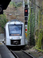 Der Dieseltriebzug VT 12 12 05 war Mitte Februar 2021 bei der Einfahrt am Hauptbahnhof Wuppertal zu sehen.
