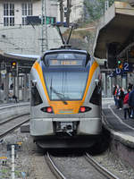 Der Elektrotriebzug ET7.04 im Februar 2021 beim Halt am Hauptbahnhof Wuppertal.