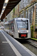 Der Dieseltriebzug VT 12 12 06 war Mitte Februar 2021 bei der Einfahrt am Hauptbahnhof Wuppertal zu sehen.