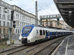 Der National Express-Elektrotriebzug 357 bei der Abfahrt vom Hauptbahnhof Wuppertal.