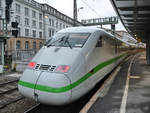 Ein ICE 2 (402 005) war im Februar 2021 beim Halt am Hauptbahnhof Wuppertal zu sehen.
