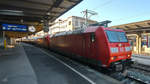 Die Elektrolokomotiven 185 144-3 & 185 354-8 mit einem Güterzug während der Durchfahrt am Hauptbahnhof Wuppertal.