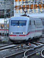 Ein ICE 1 (401 514-5) war im Februar 2021 bei der Ankunft am Hauptbahnhof Wuppertal zu sehen.