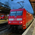 101 061-0 schiebt einen IC, hier zu sehen Ende Februar 2021 beim abendlichen Halt am Hauptbahnhof Wuppertal.