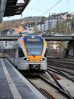 Der Elektrotriebzug ET7.05 im Februar 2021 bei der Ankunft am Hauptbahnhof Wuppertal.