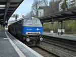 Die Diesellokomotive 218 201-2 Ende Februar 2021 bei der Durchfahrt am Hauptbahnhof Wuppertal.