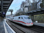 Ein ICE 1 (401 054-2) war im Februar 2021 bei der Abfahrt vom Hauptbahnhof Wuppertal zu sehen.