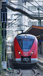 Der DB-Elektrotriebzug 1440 819-9 bei der Abfahrt vom Hauptbahnhof Wuppertal.