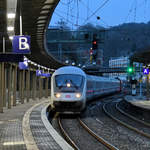 Ein IC ist hier im Februar 2021 bei der Einfahrt am Hauptbahnhof Wuppertal zu sehen.